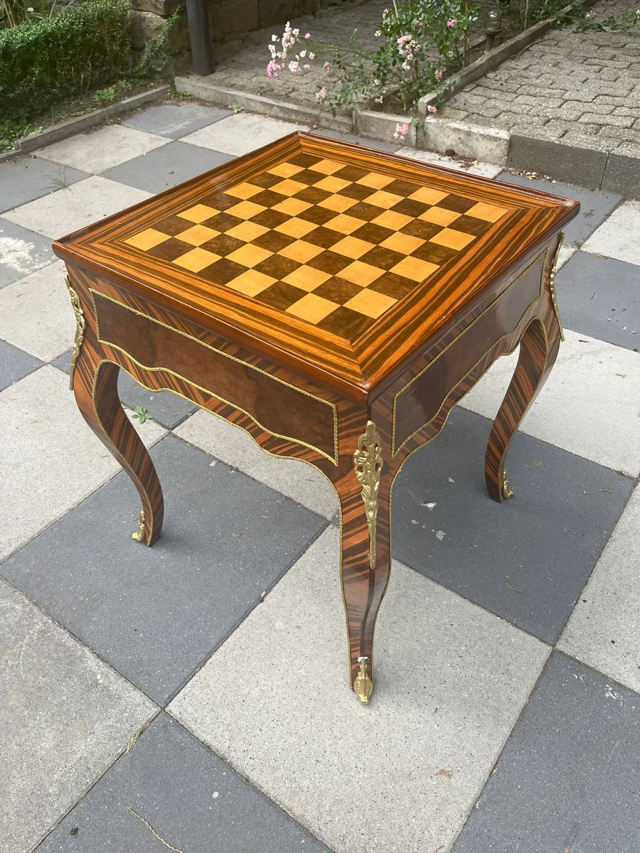 Casa Padrino mesa auxiliar barroco con superficie de juego de ajedrez y backgammon marr¨®n oscuro / marr¨®n / lat¨®n 60 x 60 x A. 71 cm - Muebles de estilo antiguo - Muebles barrocos - Noble y Magn¨ªfico
