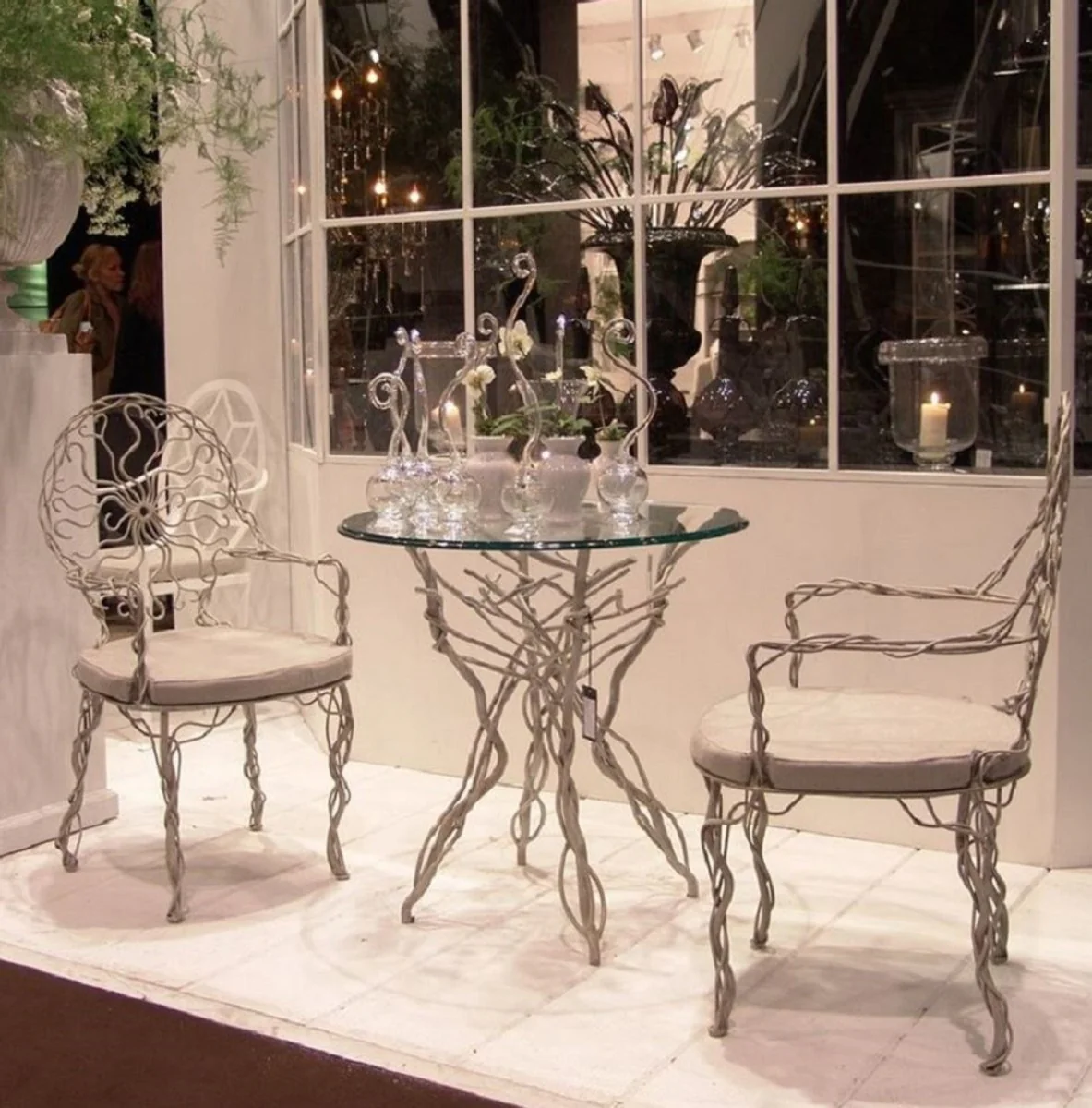 Casa Padrino conjunto de muebles de jard¨ªn Art Nouveau de lujo de hierro forjado gris - 1 Mesa de jard¨ªn redonda y 2 sillas de jard¨ªn con reposabrazos y cojines - Muebles de catering y jard¨ªn