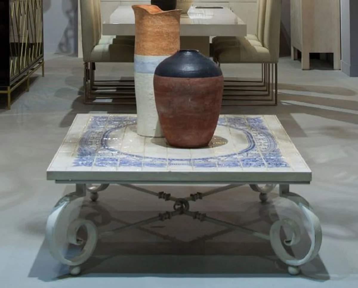 Casa Padrino mesa de centro barroco de lujo crema / azul / blanco 136 x 106 x A. 42 cm - Mesa de jard¨ªn con tablero de azulejos de cer¨¢mica y patas de hierro forjado - Muebles de sal¨®n y jard¨ªn