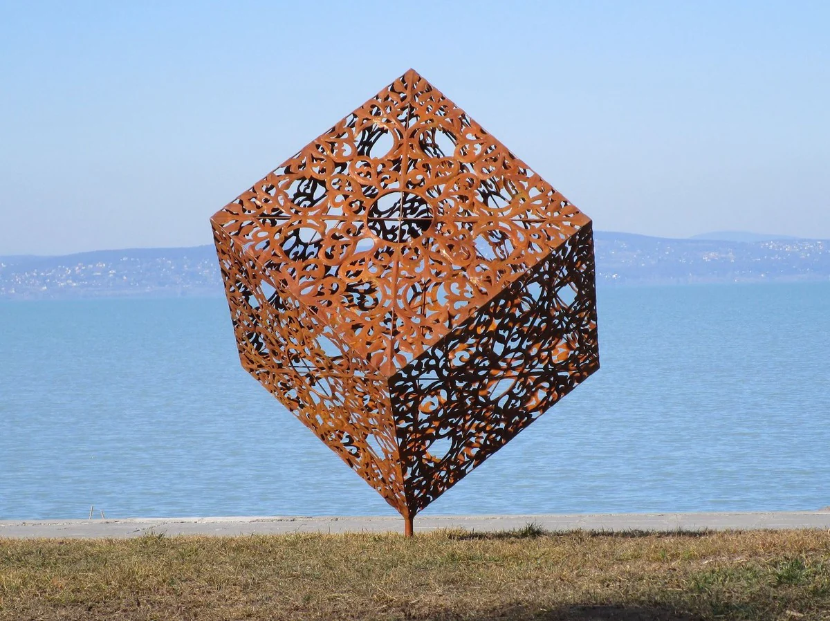 Casa Padrino escultura de jardín de acero de lujo cubo óxido 150 x 130 x A. 170 cm - Decoración de jardín hecha a mano resistente a la intemperie - Colección de Lujo