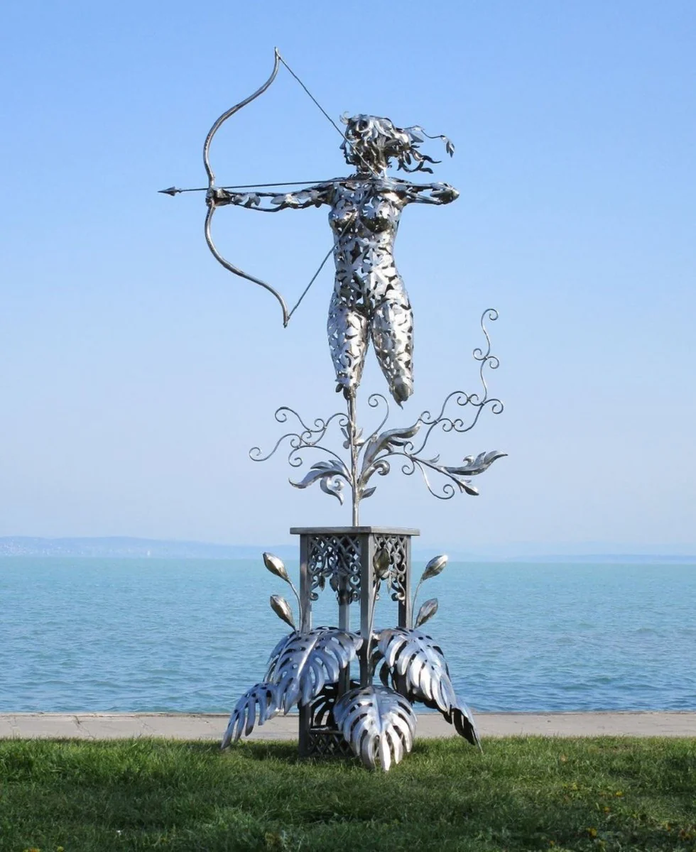 Casa Padrino escultura de jardín de acero inoxidable de lujo mujer con arco plata 160 x 100 x A. 328 cm - Decoración de jardín hecha a mano resistente a la intemperie - Colección de Lujo