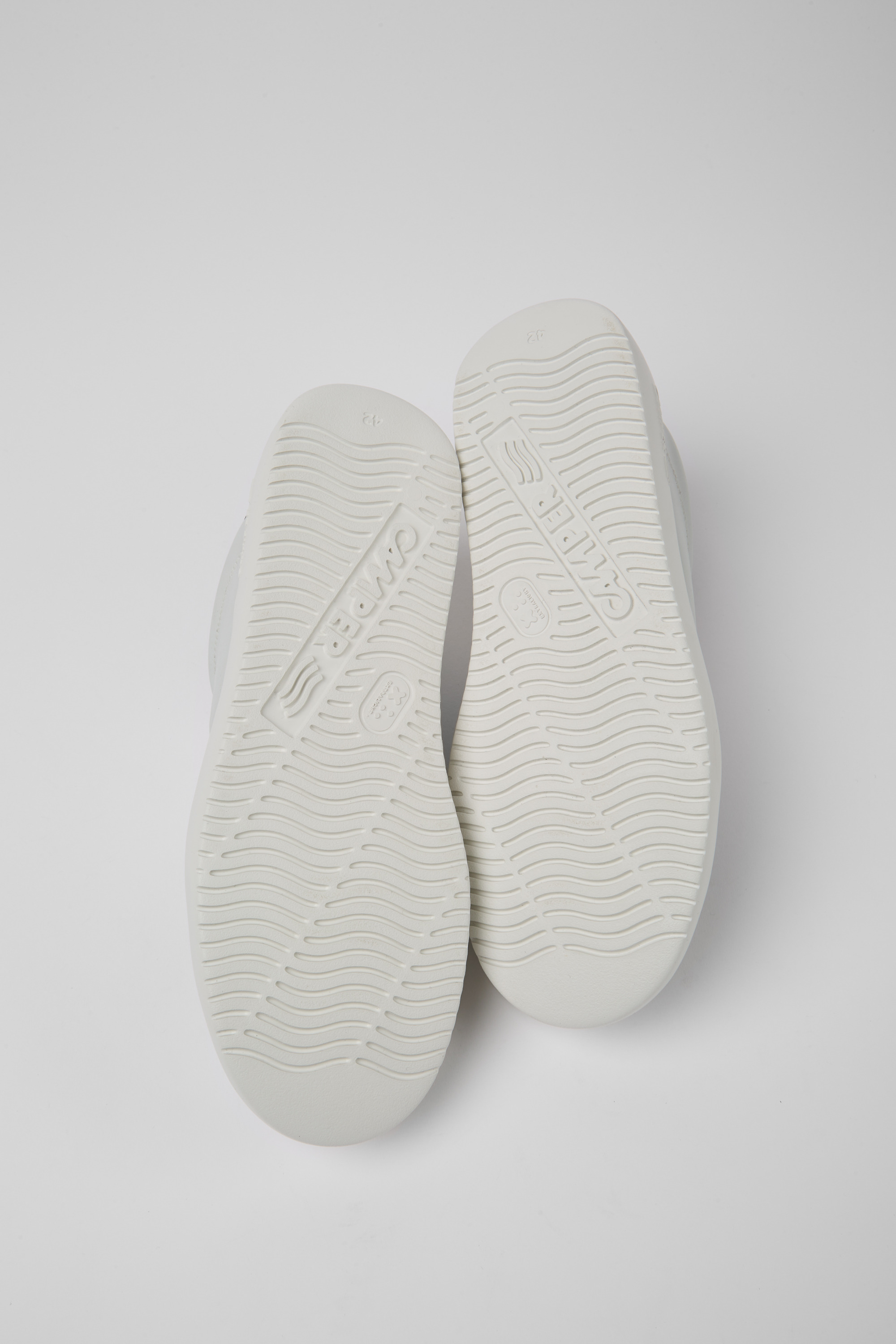 Runner K21 MIRUM - White and black sneakers for men