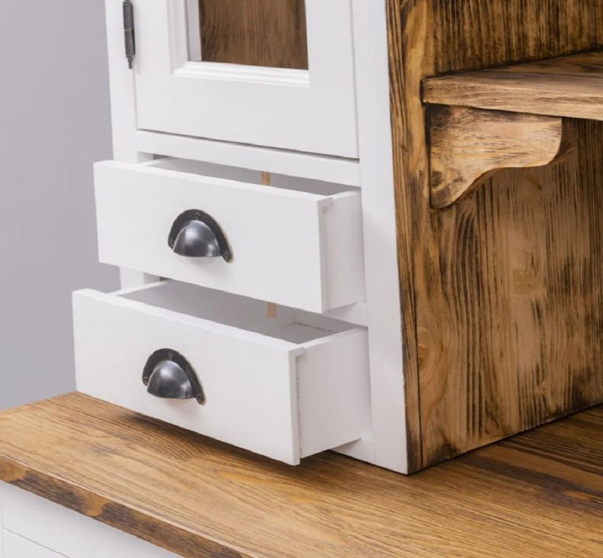 Casa Padrino armario de comedor de estilo campestre blanco / marron 137 x 50 x A. 197 cm - Armario de cocina de madera maciza - Muebles de comedor en estilo campestre