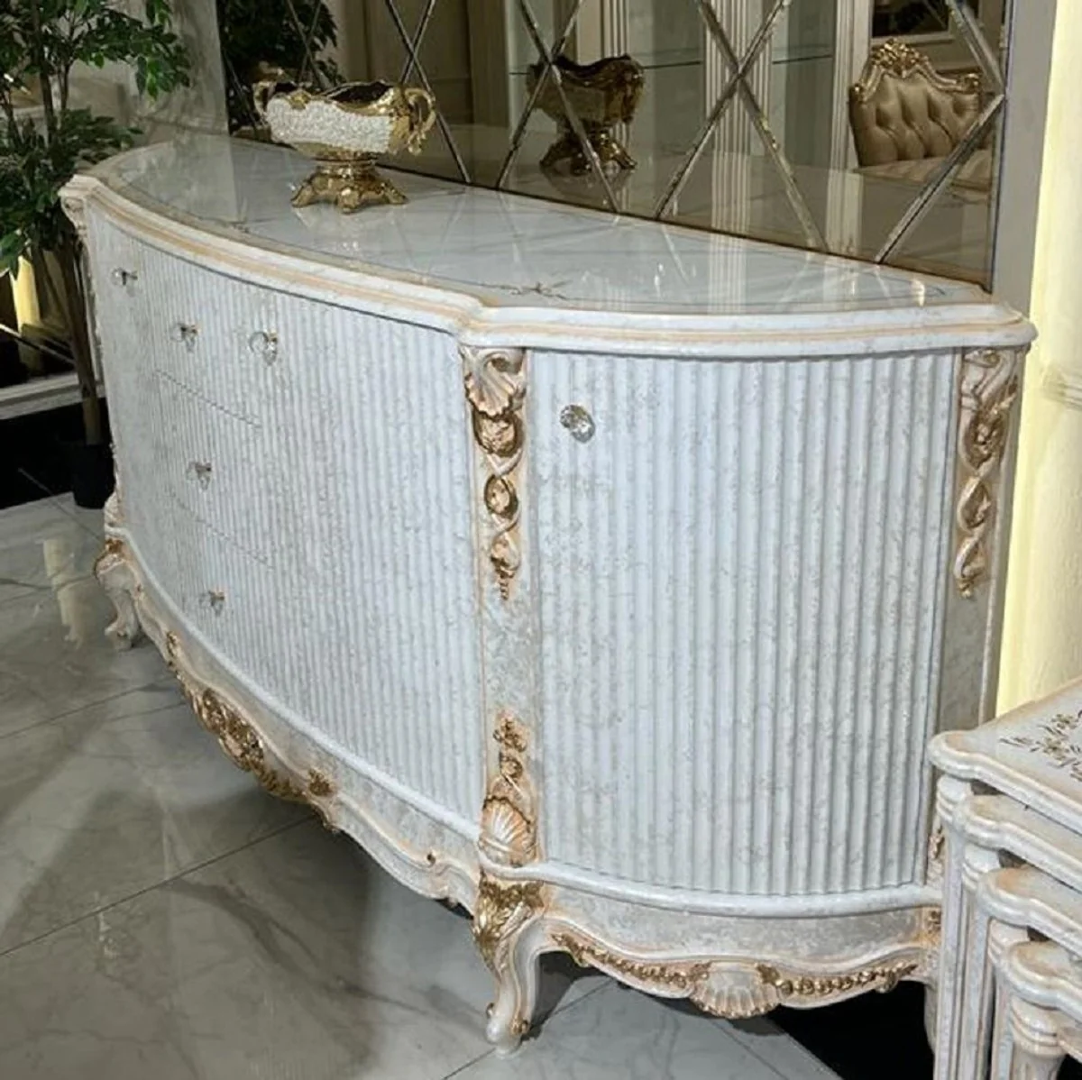 Casa Padrino aparador barroco de lujo blanco / oro - Magnífico gabinete de madera maciza con 4 puertas y 3 cajones - Muebles Barroco - Noble y Magnífico