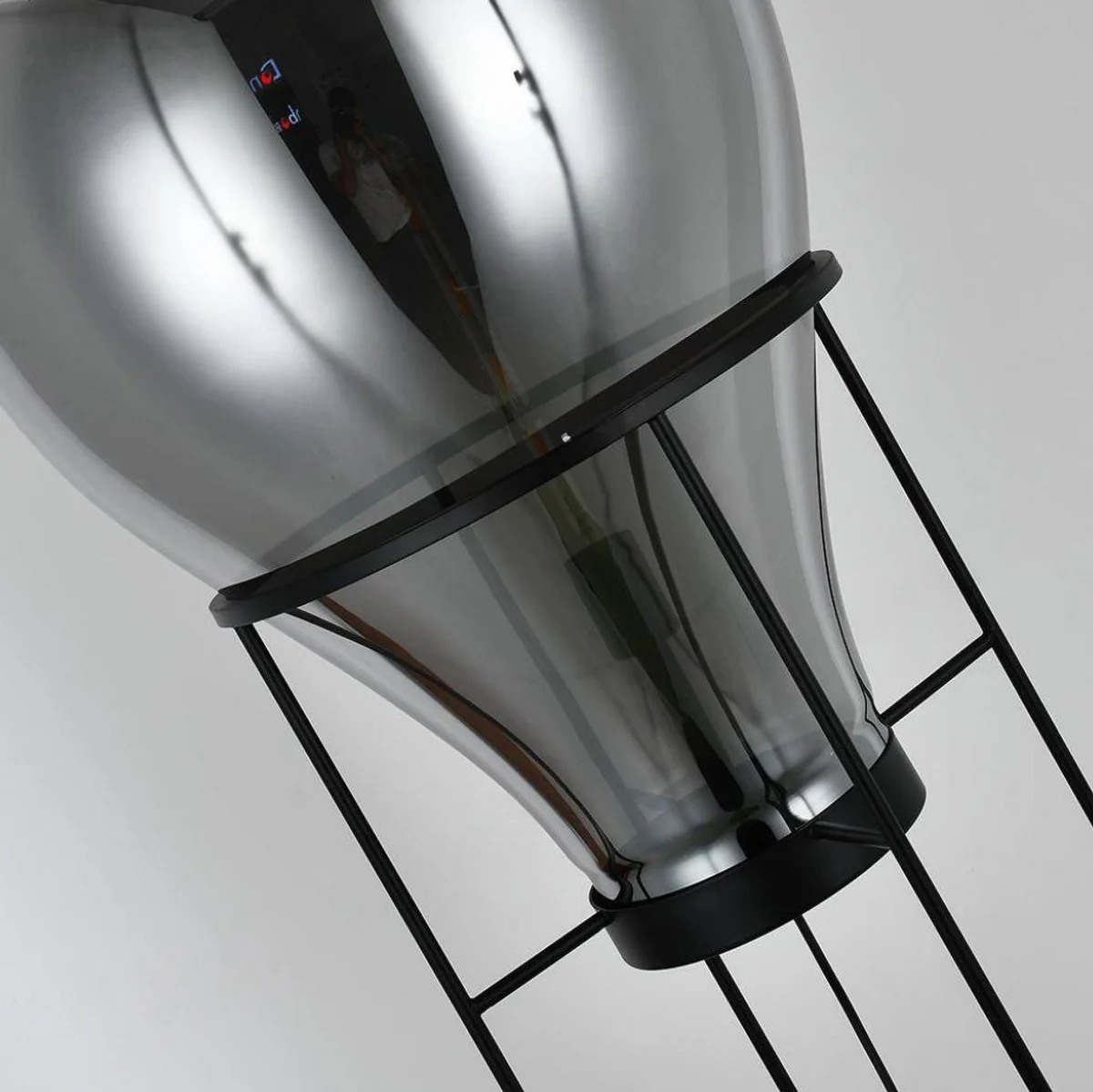 Casa Padrino lámpara de pie de lujo gris / negro Ø 50 x A. 158 cm - Lámpara de pie redonda de metal con pantalla de vidrio - Lámparas de pie de lujo - Lámparas de lujo - Interior de lujo