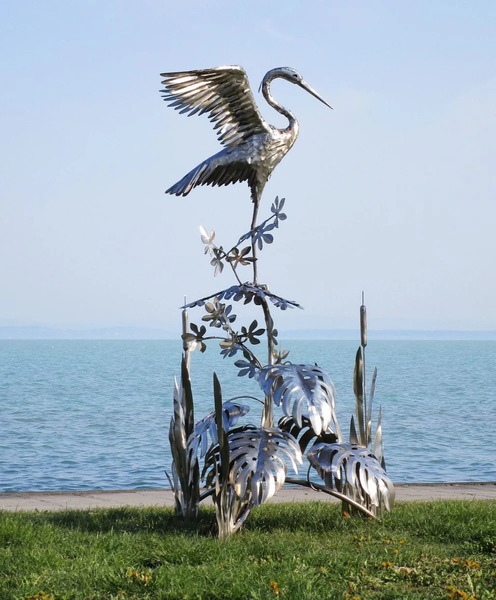 Casa Padrino escultura de jardín de lujo de acero inoxidable garza en rama plata 103 x 108 x A. 218 cm - Figura de decoración de jardín hecha a mano - Decoración de jardín de lujo