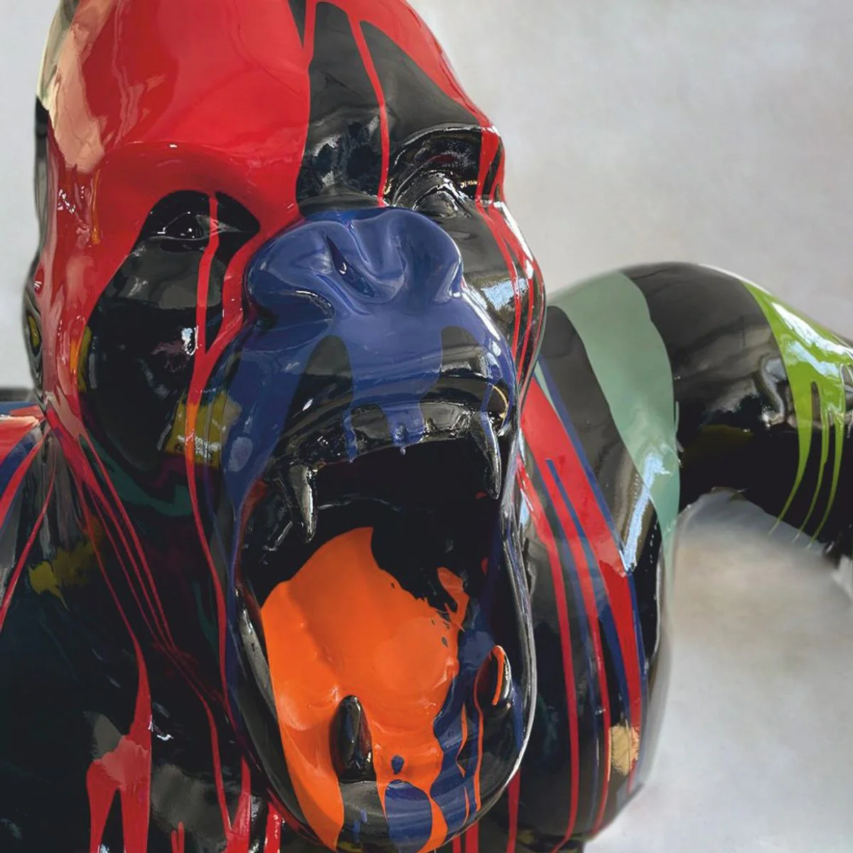 Casa Padrino escultura decorativa XXL gorila con barril negro / colorido A. 190 cm - Figura de jard¨ªn grande