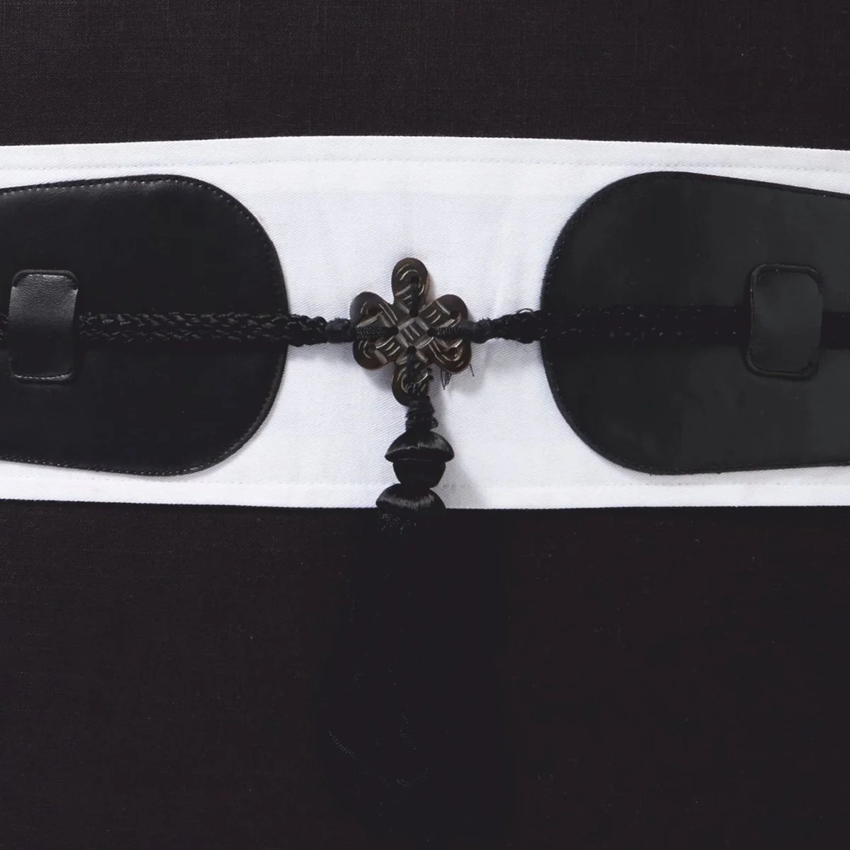 Casa Padrino cojín decorativo de lujo de algodón con aplicaciones de cuero negro / blanco 50 x 50 cm