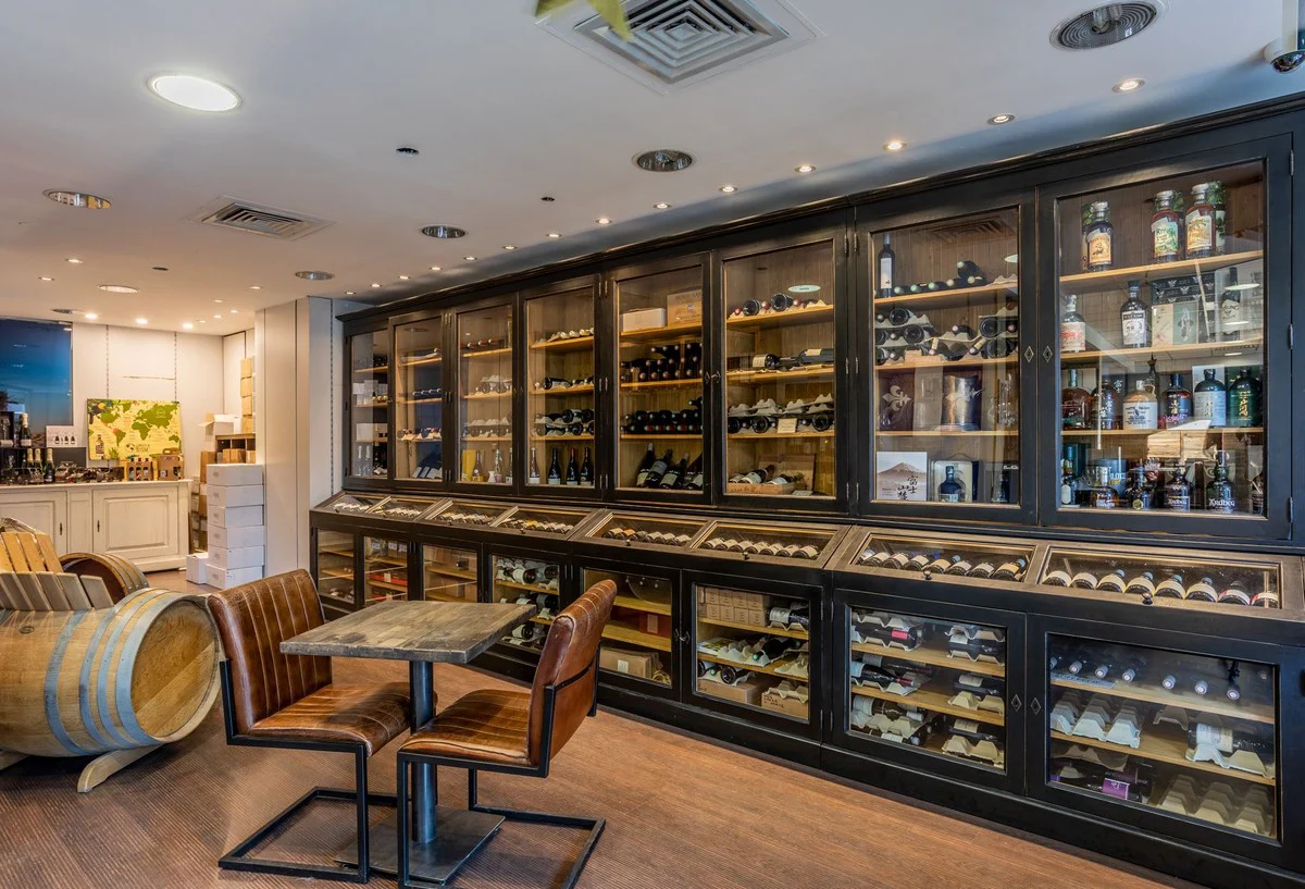 Casa Padrino gabinete de vino de estilo campestre negro antiguo / natural 600 x 70 x A. 240 cm - Armario de bar enorme de madera maciza - Mueble bar de madera maciza de estilo campestre