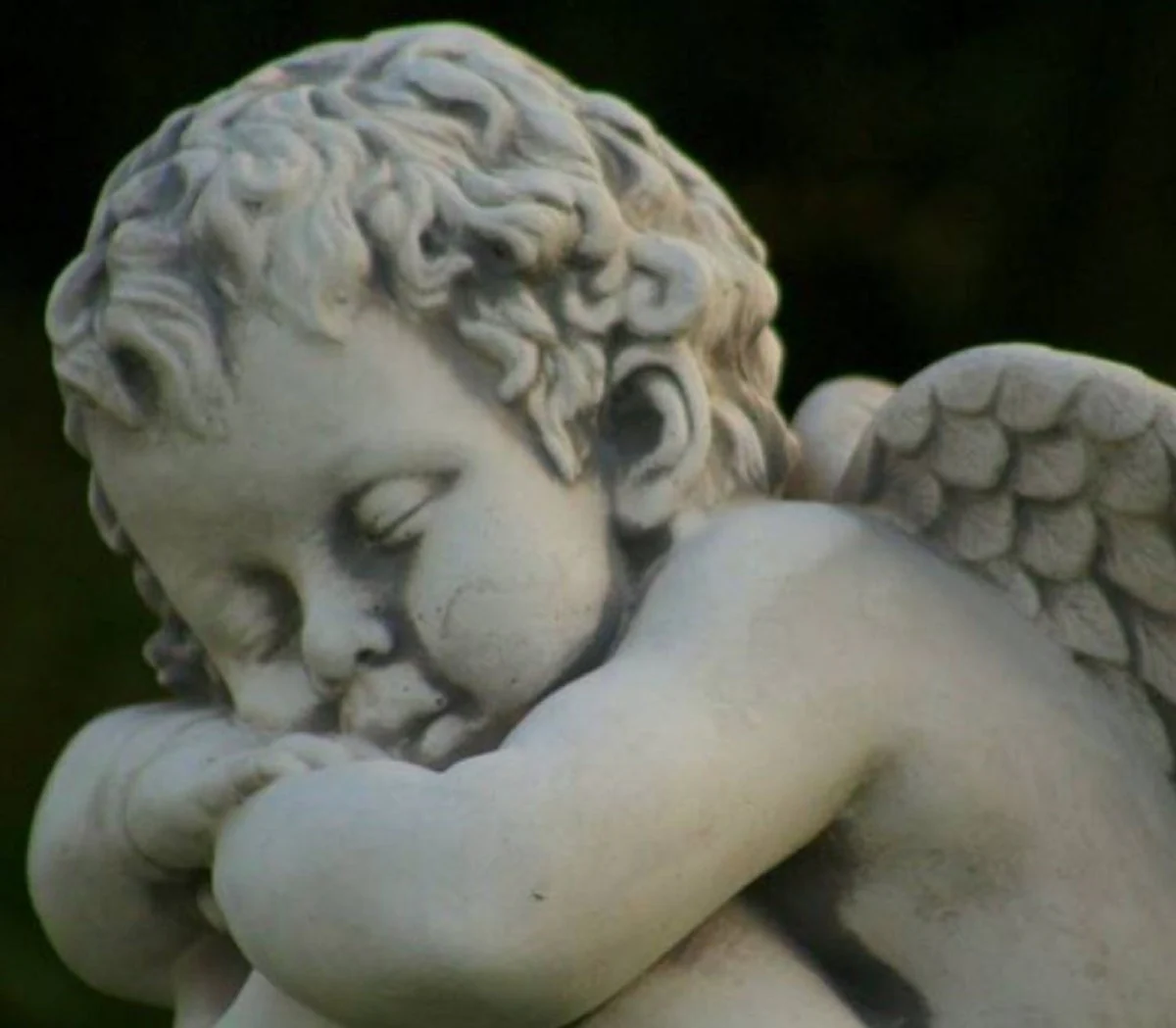 Casa Padrino pilar barroco con ángel en bola blanco / gris Ø 30 x A. 134 cm - Pilar de Jardín Barroco - Decoración Pilar de Piedra con Escultura - Accesorios de Decoración de Jardin Barrocos