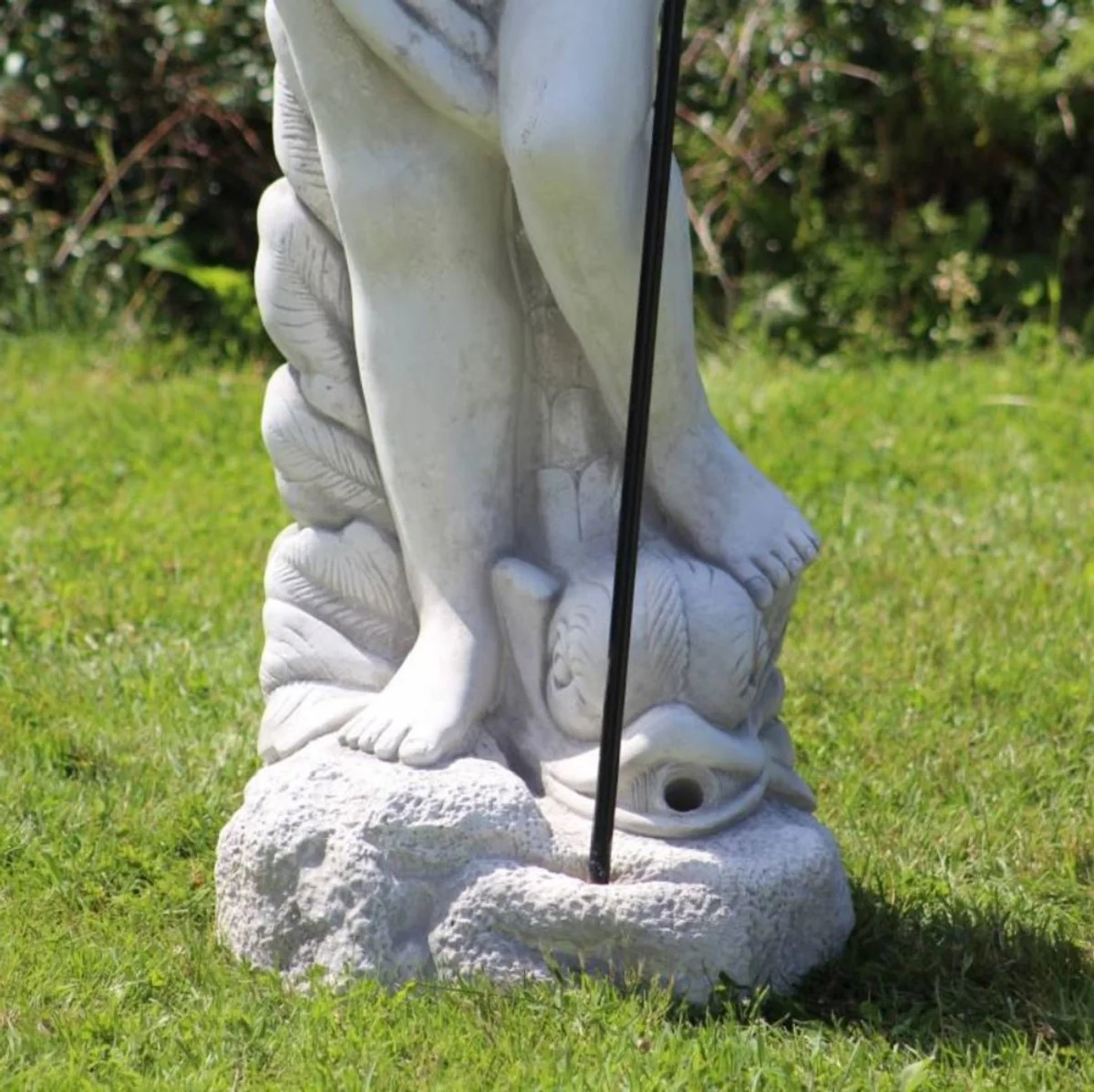 Casa Padrino escultura de gárgola Art Nouveau neptuno con pez gris / negro 35 x 35 x A. 123 cm - Elegante figura de piedra de gárgola - Accesorios de Decoración de Jardín Barroco y Art Nouveau