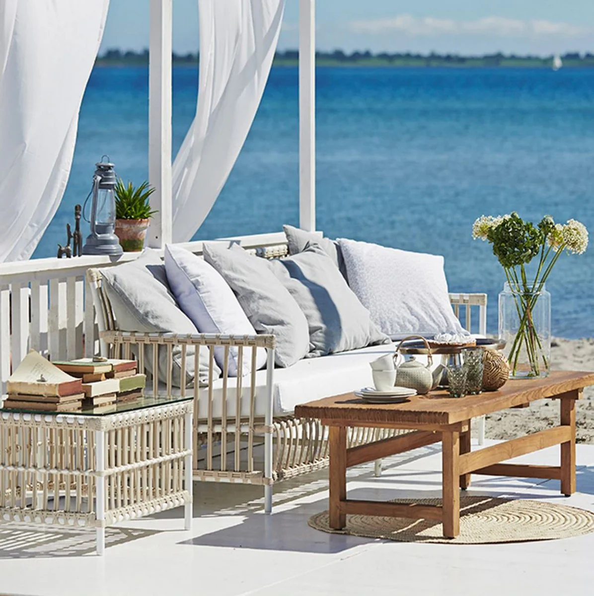 Casa Padrino mesa de jardín de lujo blanco / gris 60 x 60 x A. 43 cm - Mesita de jardín y terraza resistente a la intemperie con tapa de vidrio - Muebles de jardín y terraza modernos