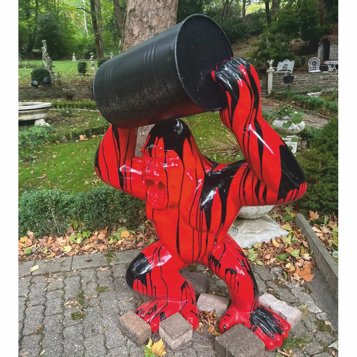 Casa Padrino escultura decorativa mono gorila con barril rojo / negro A. 140 cm - Figura decorativa