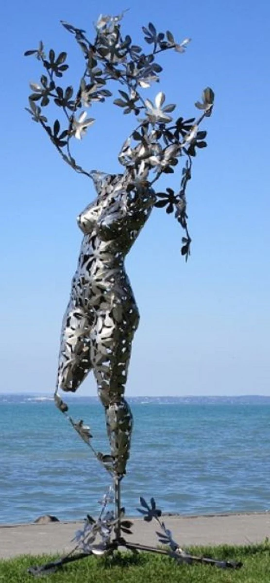 Casa Padrino escultura de decoración de jardín de diseñador mujer plata 137 x 110 x A. 255 cm - Figura de jardín gigante - Decoración de jardín de lujo