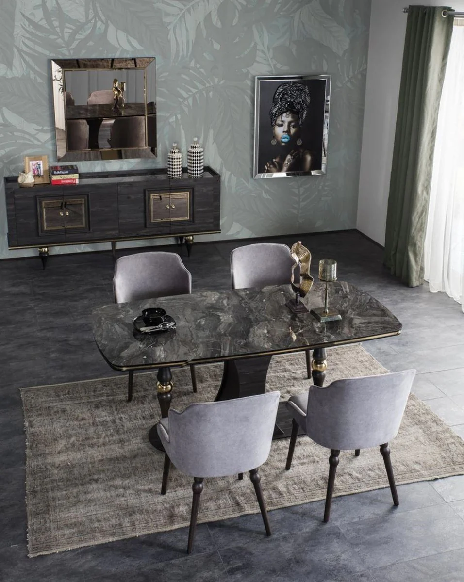 Casa Padrino conjunto de comedor Art Deco de lujo gris / negro / lat¨®n - 1 Mesa de Comedor con Sobre de Vidrio en Aspecto M¨¢rmol y 4 Sillas de Comedor - Muebles de Comedor Art Deco