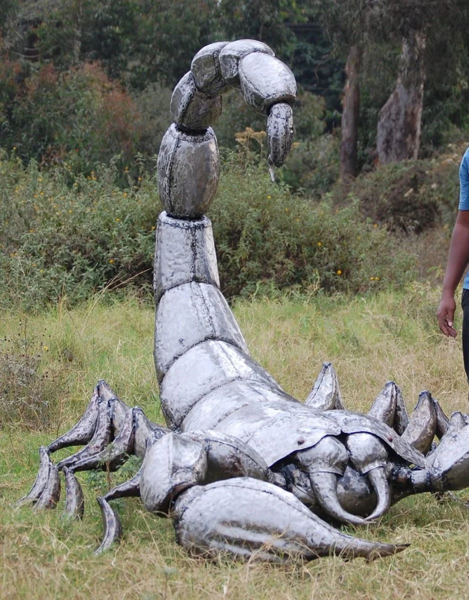 Casa Padrino escultura decorativa de jard¨ªn XXL de lujo escorpi¨®n plata antigua 350 x 152 x A. 182 cm - Enorme figura de metal decorativa de jard¨ªn XXL - Accesorios de decoraci¨®n de jard¨ªn de lujo