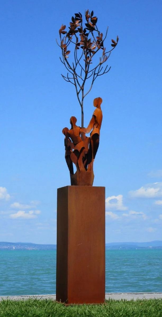 Casa Padrino escultura de metal de decoraci¨®n de jard¨ªn XXL amigos en ¨¢rbol sobre columna ¨®xido A. 260 cm