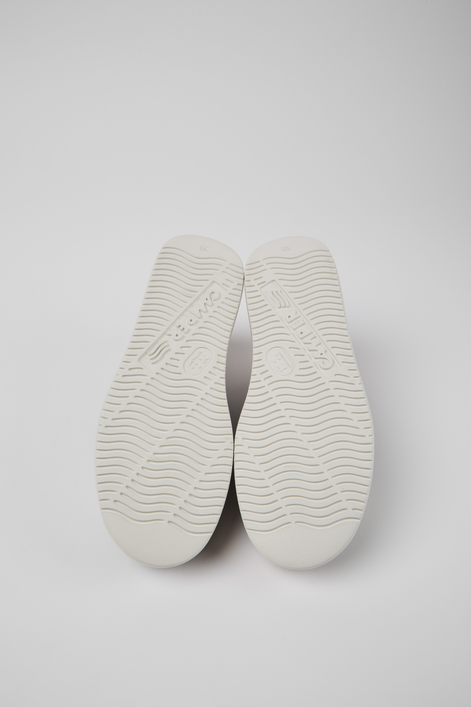 Runner K21 MIRUM - Black and white sneakers for women