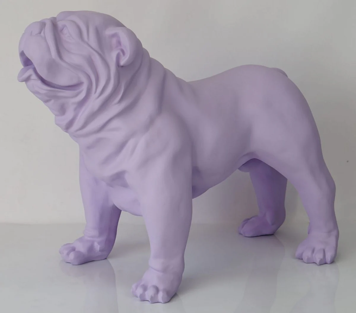 Casa Padrino figura decorativa de lujo perro bulldog púrpura claro 85 x 45 x A. 74 cm - Escultura decorativa de resina - Decoración salón - Figura animal decorativa de lujo