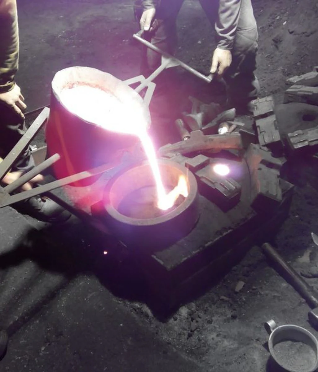 Casa Padrino mesa nostálgica de jardín de hierro forjado con tapa de mármol rojo - 130 cm x 80 cm x H75 cm - muebles de jardín de lujo