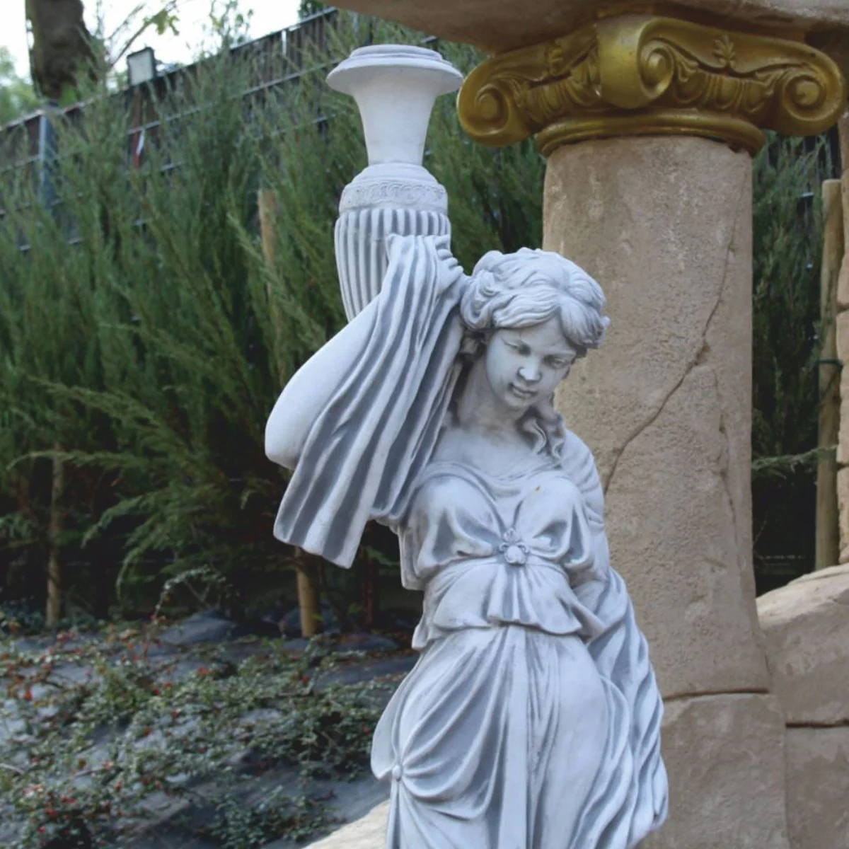 Casa Padrino escultura de jard¨ªn Art Nouveau mujer con jarr¨®n en columna gris A. 244 cm