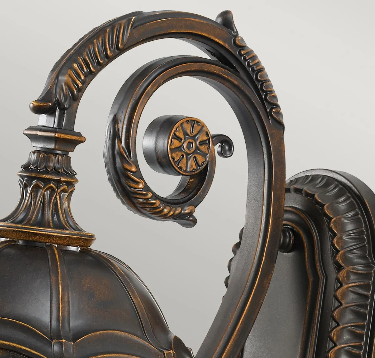 Casa Padrino lámpara de pared de exteriores barroco marrón / bronce / oro 24,1 x 35,6 x A. 57,8 cm - Elegante lámpara de exterior para terraza jardín balcón - Iluminación exterior barroco