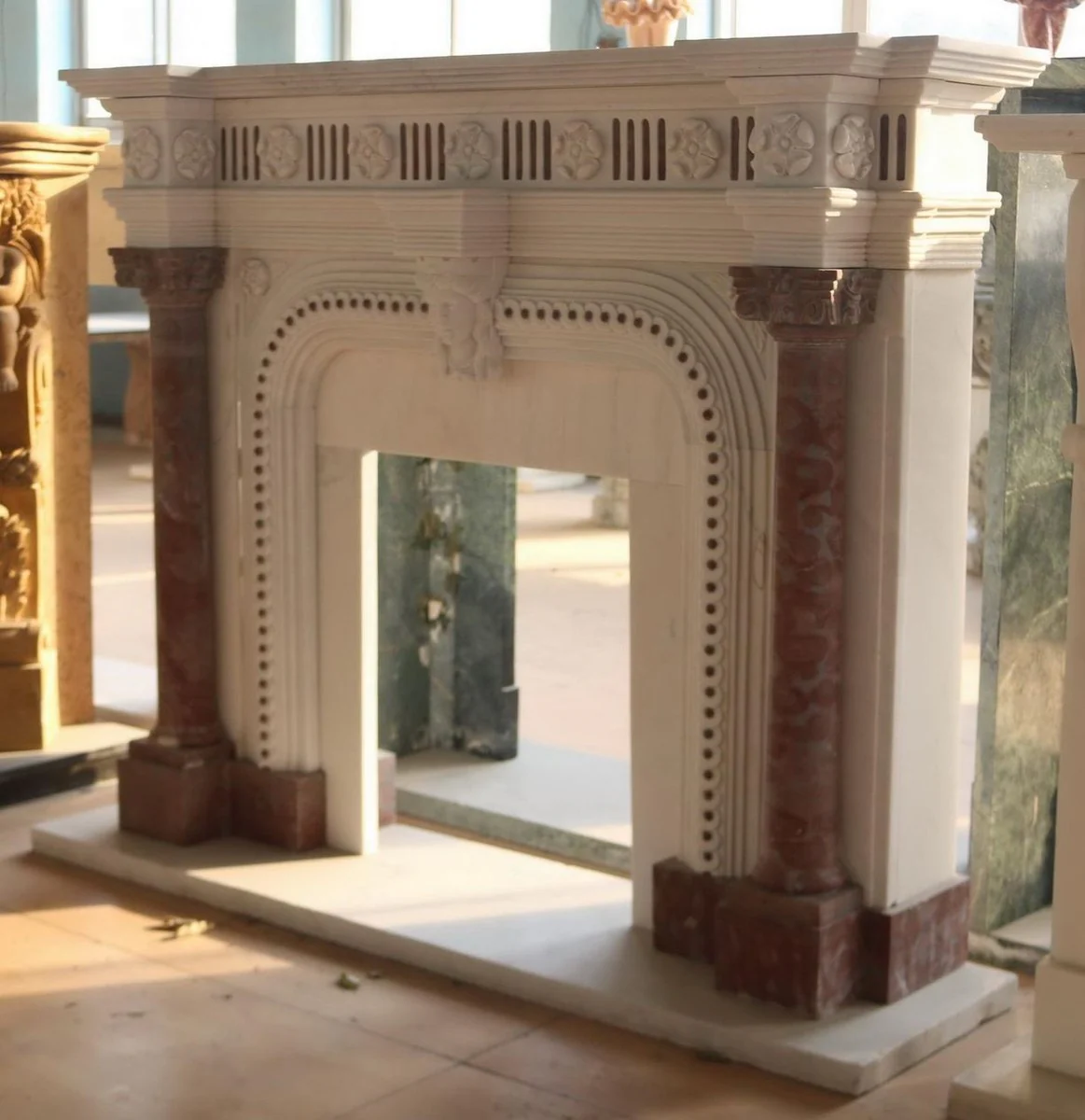 Casa Padrino marco de chimenea de m¨¢rmol barroco de lujo blanco / rojo 151 x A. 120 cm