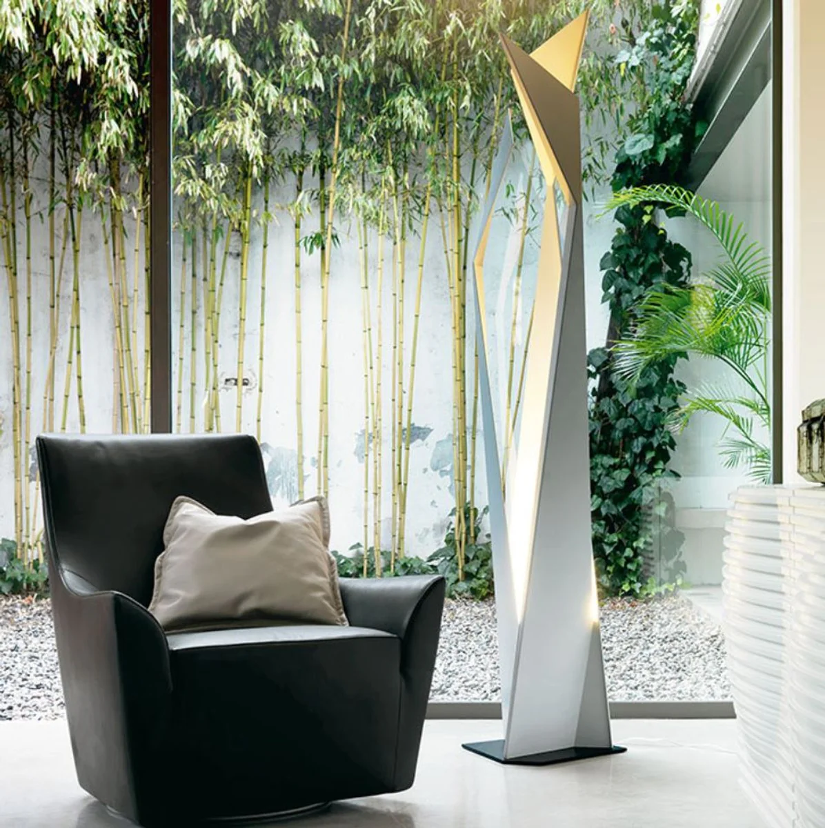 Casa Padrino lámpara de pie LED de diseño blanco mate / negro 47 x 40 x A. 204 cm - Lámpara de pie moderna de acero inoxidable - Lámpara de salón - Calidad de Lujo