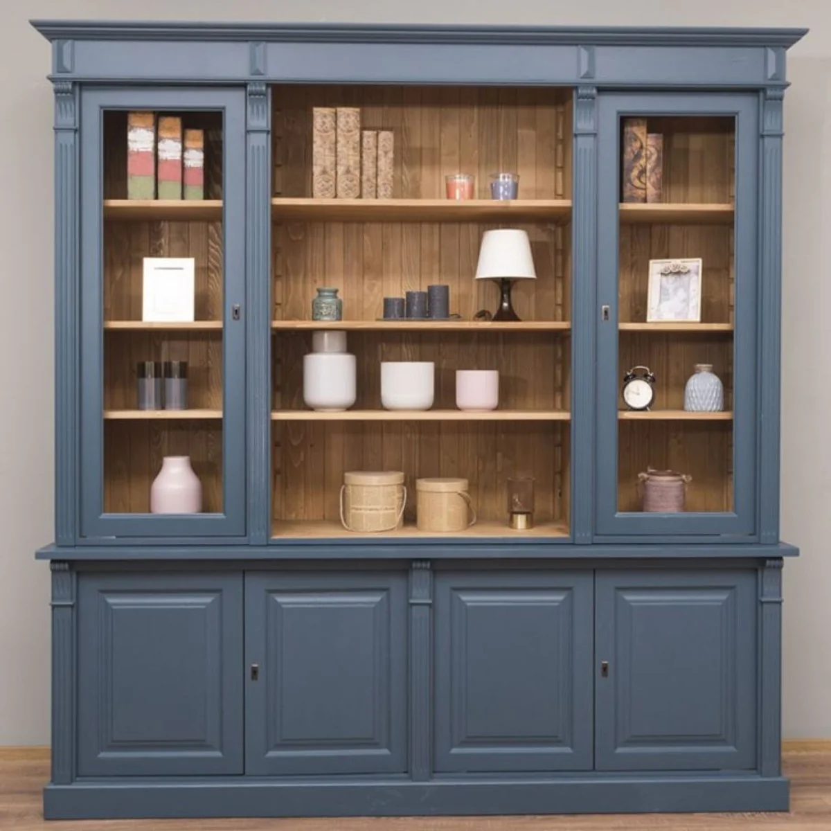 Casa Padrino armario de sala de estar estilo campestre azul / natural 223 x 51 x A. 228 cm - Armario de madera maciza - Armario de libros - Muebles de estilo campestre