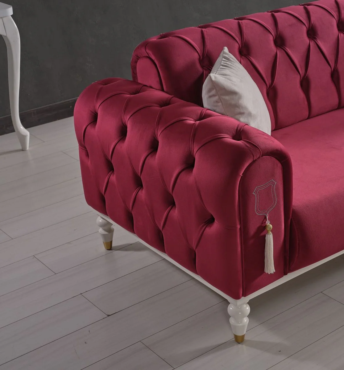 Casa Padrino sof¨¢ cama Chesterfield de lujo rojo / blanco / oro 230 x 95 x A. 83 cm - Sof¨¢ de sal¨®n con 3 almohadas - Muebles de sal¨®n de lujo