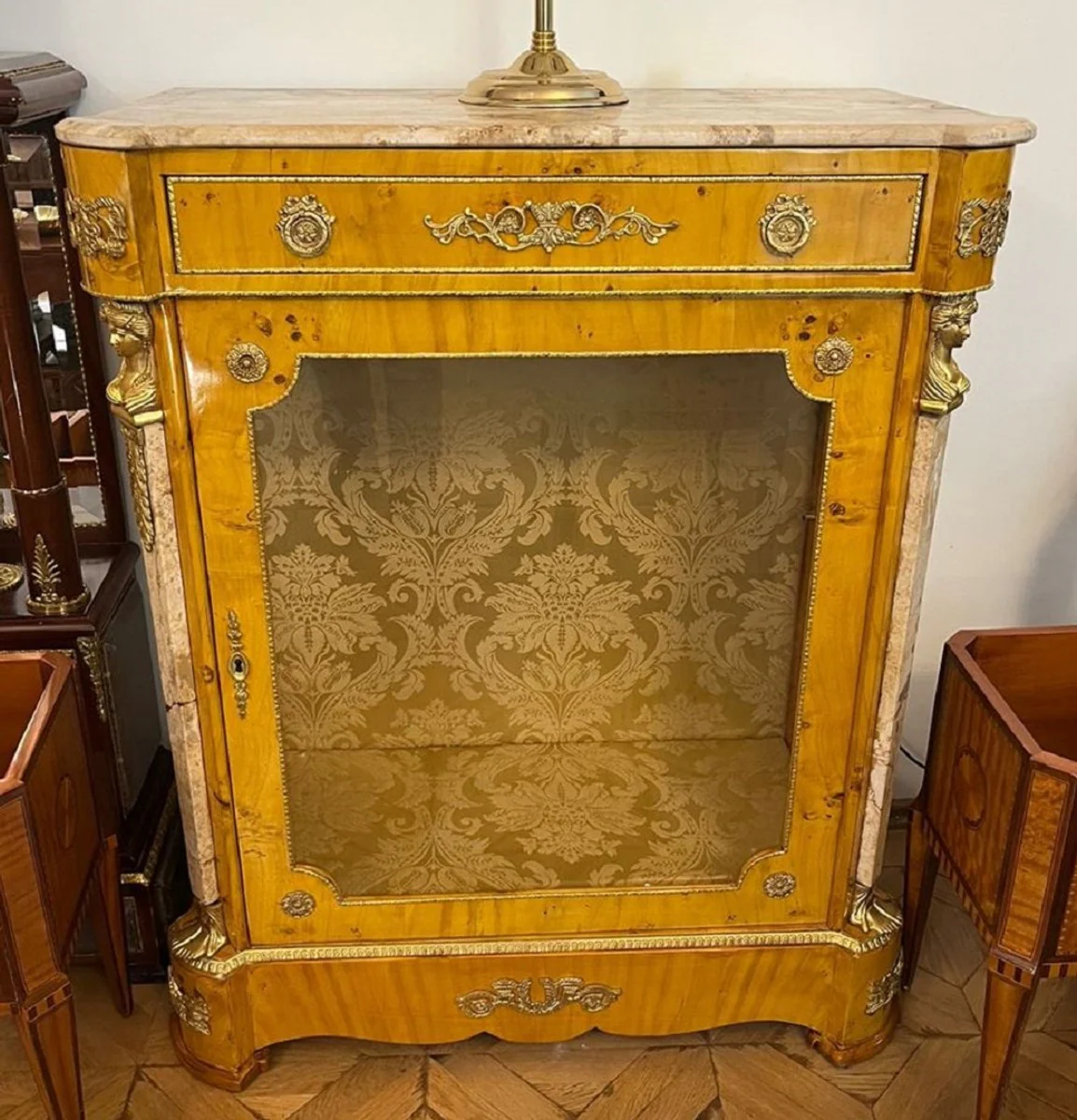 Casa Padrino vitrina barroco arce ojo de p¨¢jaro / crema / lat¨®n - Vitrina hecha a mano de madera maciza con puerta de vidrio y caj¨®n - Muebles barrocos - Noble y Magn¨ªfico