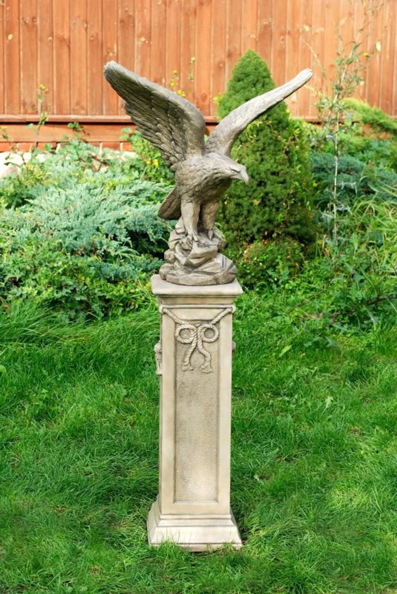 Casa Padrino escultura de águila barroco con pedestal blanco antiguo / gris 21 x 26 x H. 134 cm - Decoración de Jardín Barroco