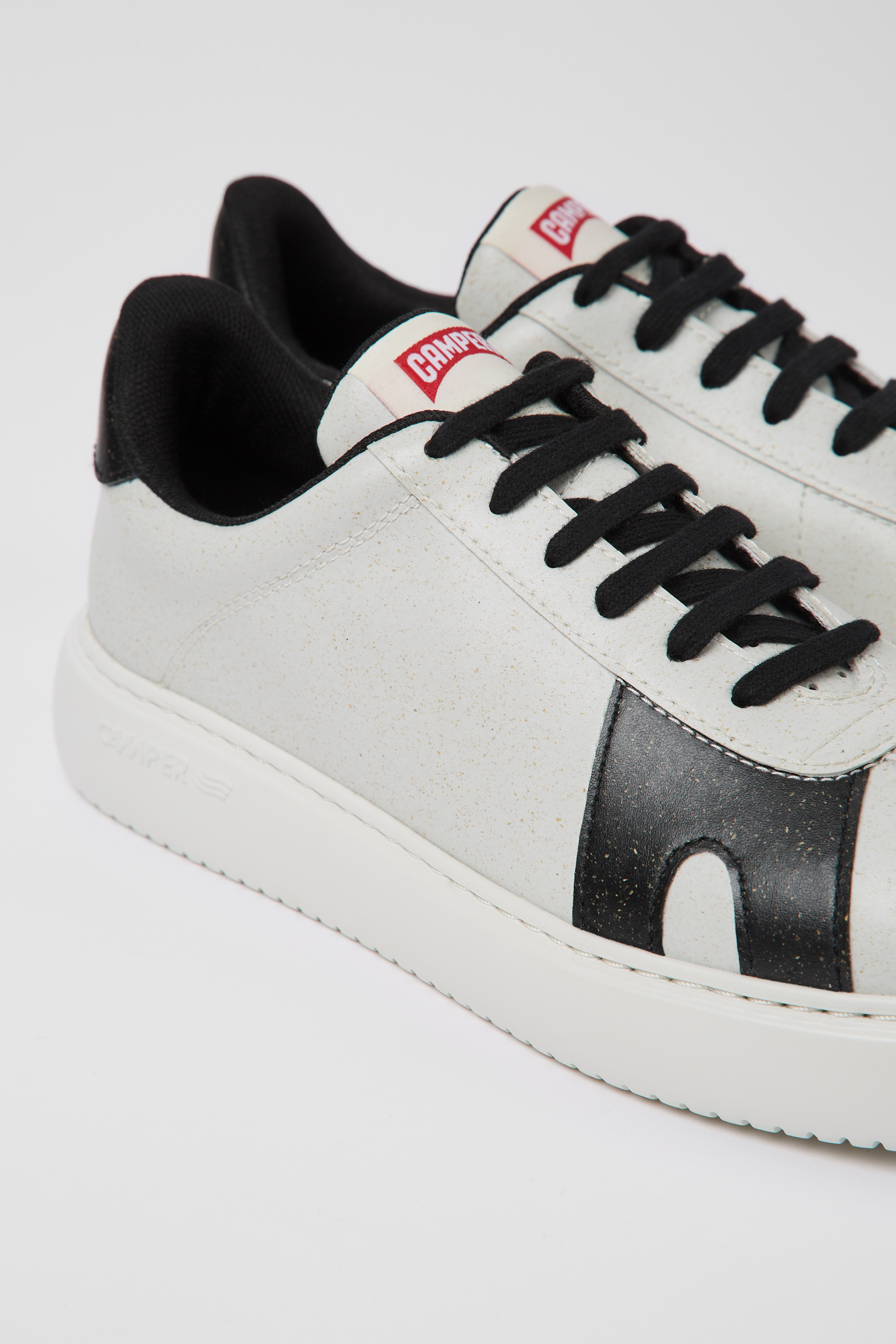 Runner K21 MIRUM - White and black sneakers for women