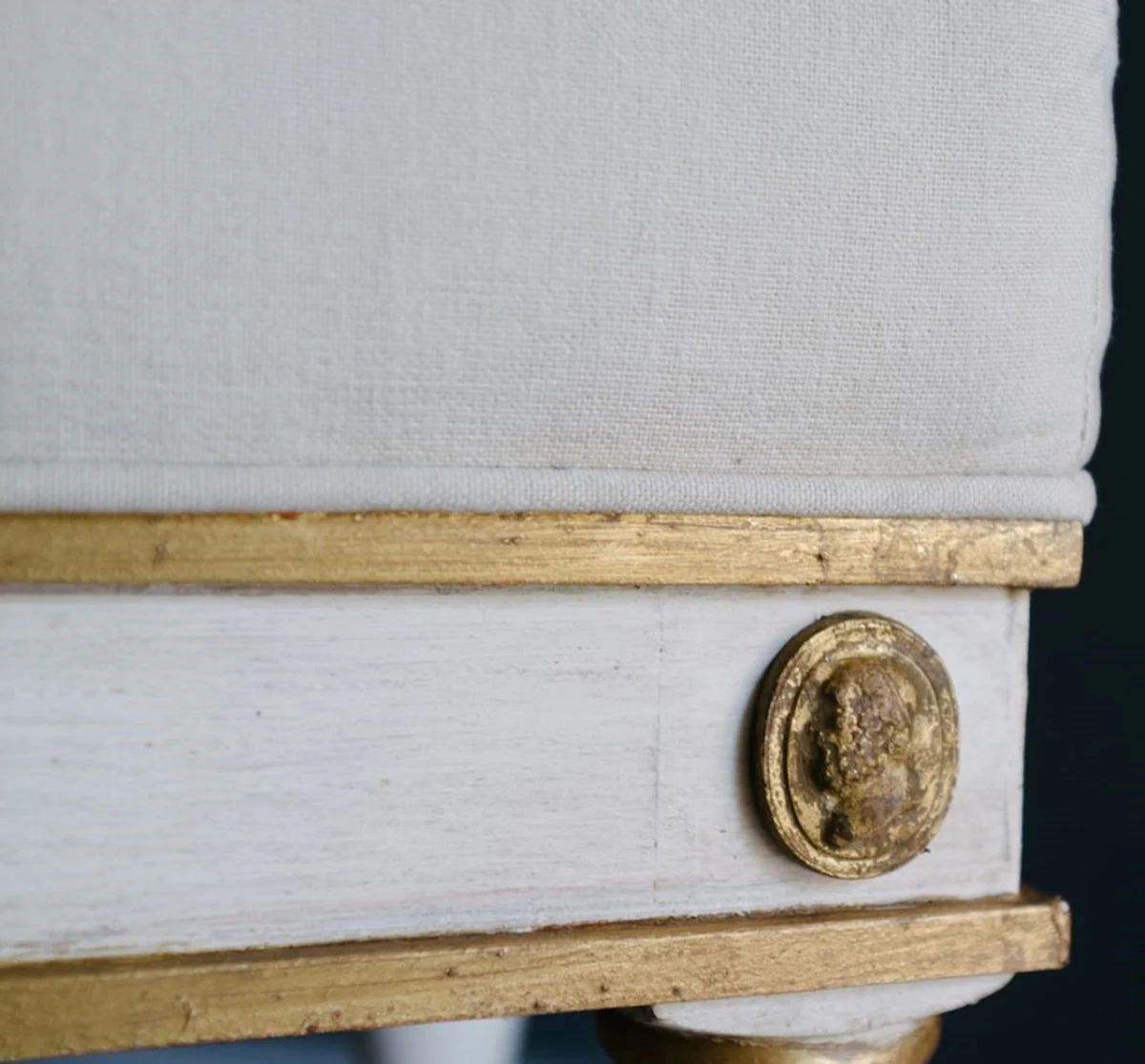 Casa Padrino Taburete Barroco de Lujo Blanco / Oro Antiguo 73 x 36 x H. 54 cm - Taburete Barroco de Madera Maciza - Muebles Barrocos