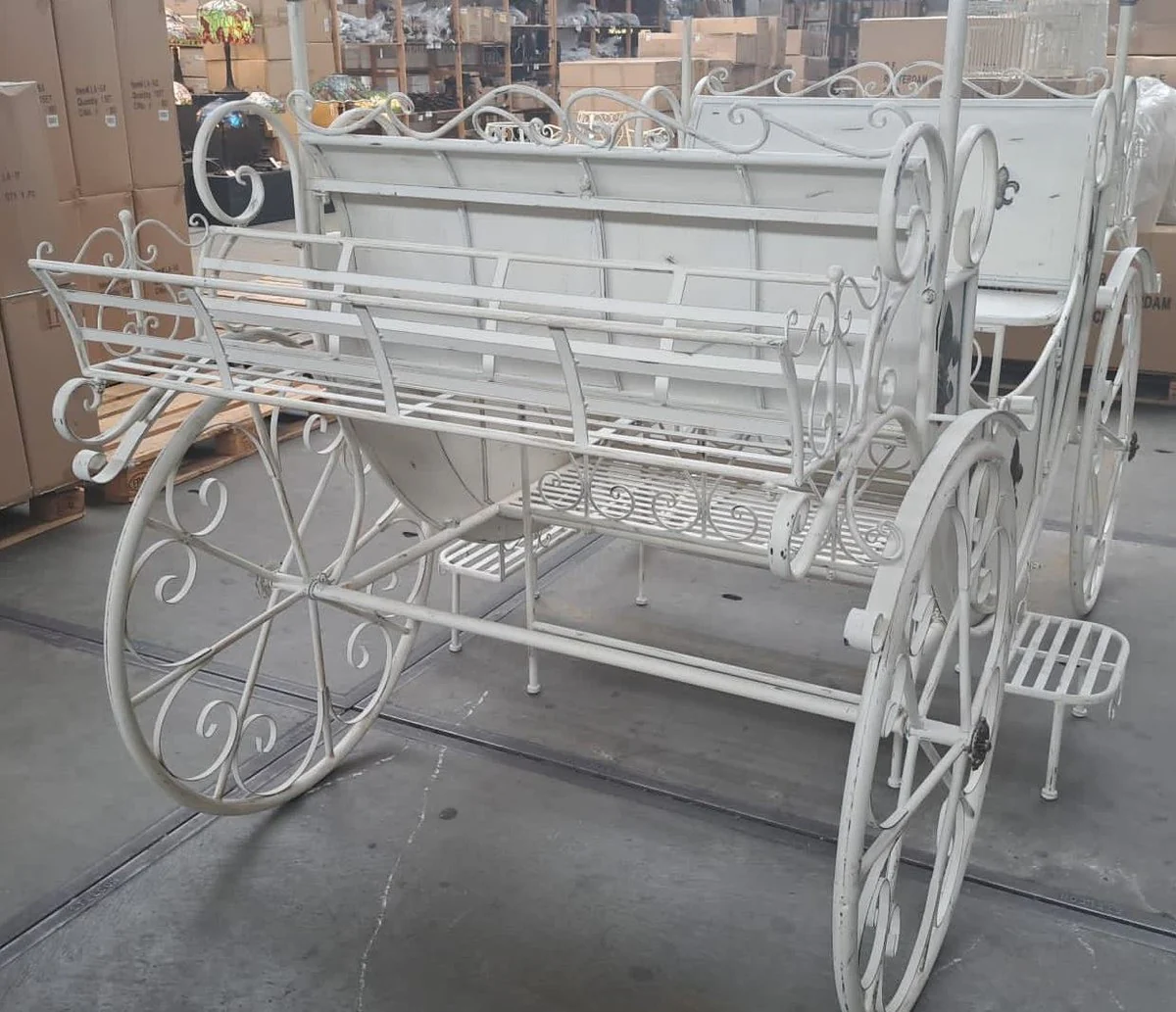 Casa Padrino carruaje decorativo barroco blanco antiguo 280 x 135 x A. 260 cm - Magn¨ªfico carruaje de decoraci¨®n de jard¨ªn de metal en estilo barroco - Accesorios de jard¨ªn barroco