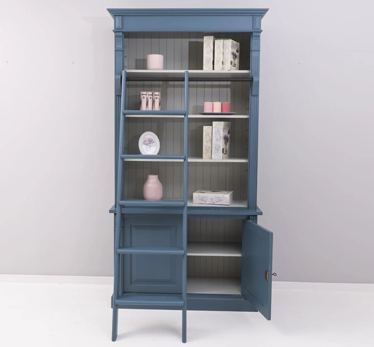 Casa Padrino librer¨ªa estilo casa de campo con escalera acero azul