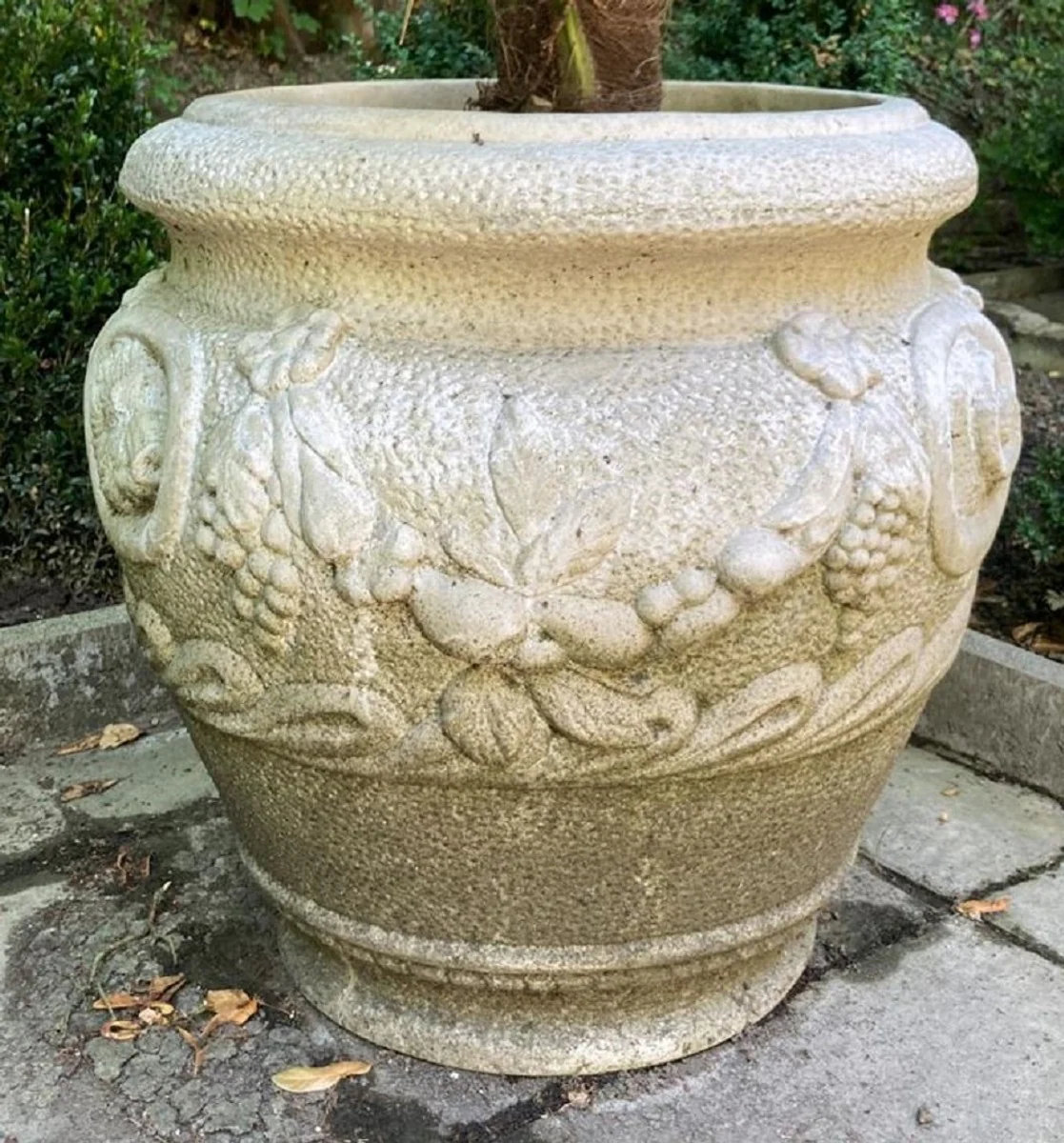 Casa Padrino maceta decorativo de jardín barroco blanco Ø 59 x A. 66 cm - Magnífico macetero de estilo barroco - Accesorios de decoración de terrazas y jardines barrocos