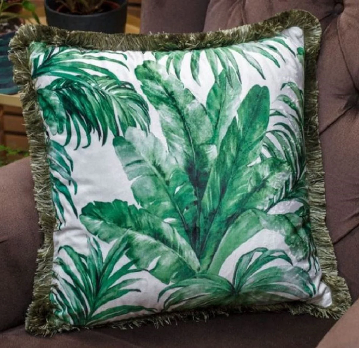 Casa Padrino almohada decorativa de lujo diseño hojas de palmera blanco / verde 45 x 45 cm - Almohada de terciopelo estampada con flecos - Decoración Salón