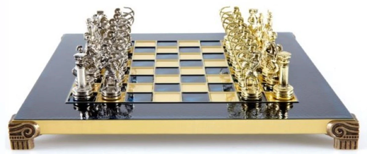 Casa Padrino conjunto de ajedrez de lujo negro / azul / oro / plata / lat¨®n 28 x 28 cm - Ajedrez Romano - Tablero de ajedrez de lat¨®n pintado a mano con piezas de metal - Accesorios de lujo