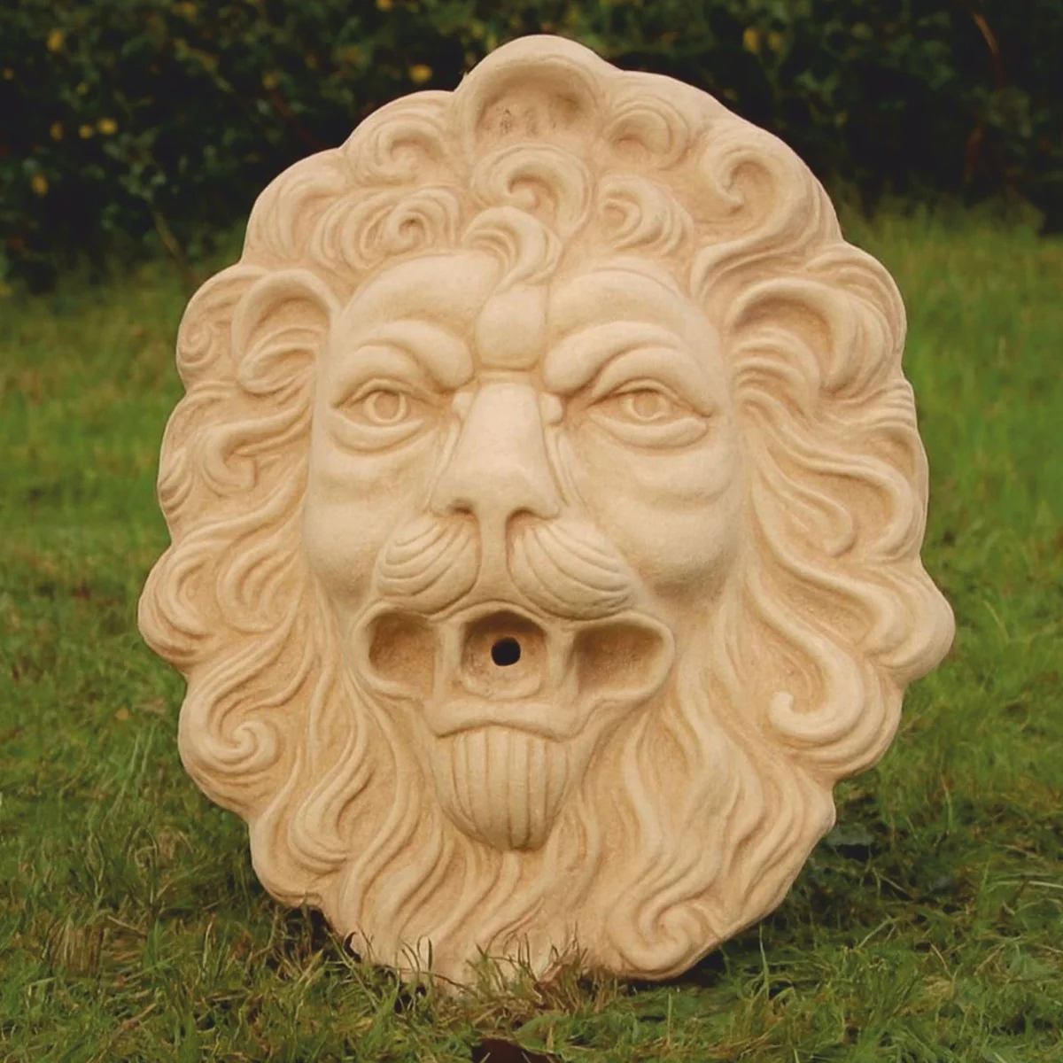Casa Padrino g¨¢rgola de pared relieve de decoraci¨®n de jard¨ªn barroco cabeza de le¨®n beige Al. 43 cm