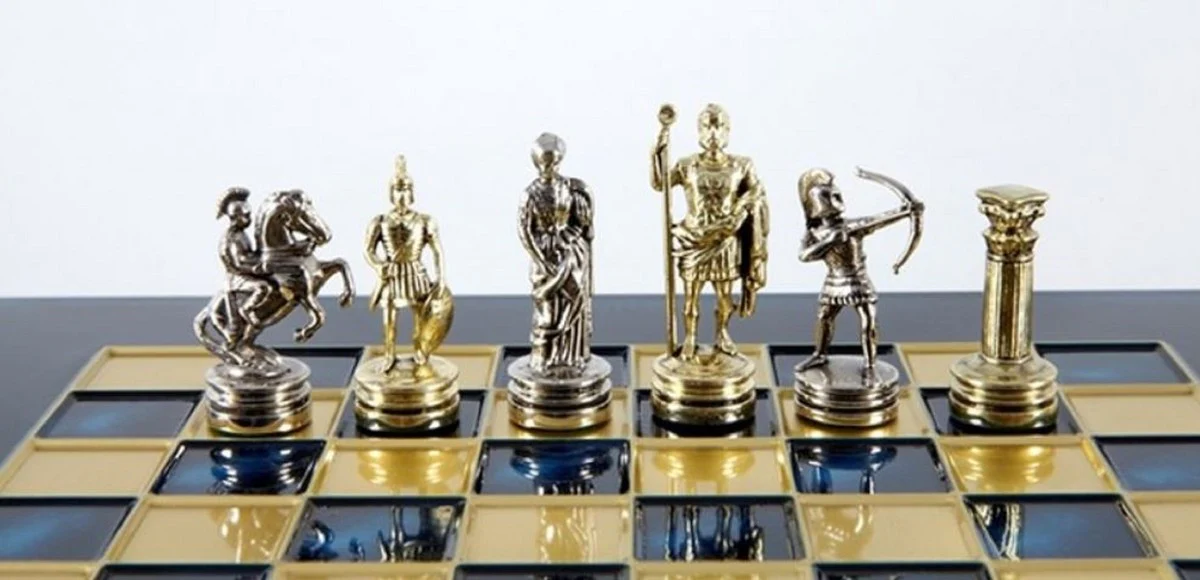 Casa Padrino conjunto de ajedrez de lujo negro / azul / oro / plata / latón 28 x 28 cm - Ajedrez Romano - Tablero de ajedrez de latón pintado a mano con piezas de metal - Accesorios de lujo