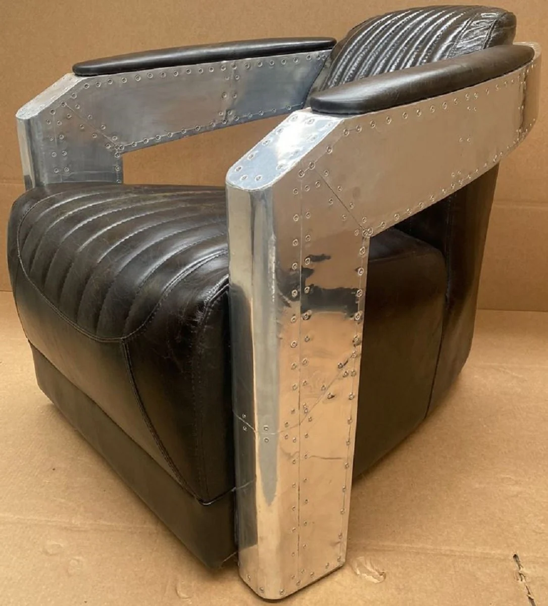 Casa Padrino sill¨®n de cuero Art Deco de lujo marr¨®n oscuro / plata - Sill¨®n de sal¨®n de aluminio con cuero genuino de alta calidad - Muebles de cuero genuino de aviador de avi¨®n