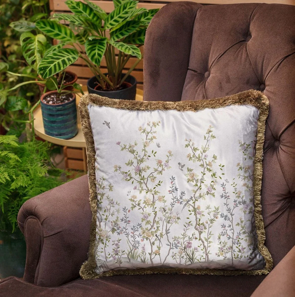 Casa Padrino cojín decorativa de lujo arbustos con flores y pájaros blanco / multicolor / marrón 45 x 45 cm - Almohada de terciopelo estampado con flecos - Accesorios decorativos de lujo