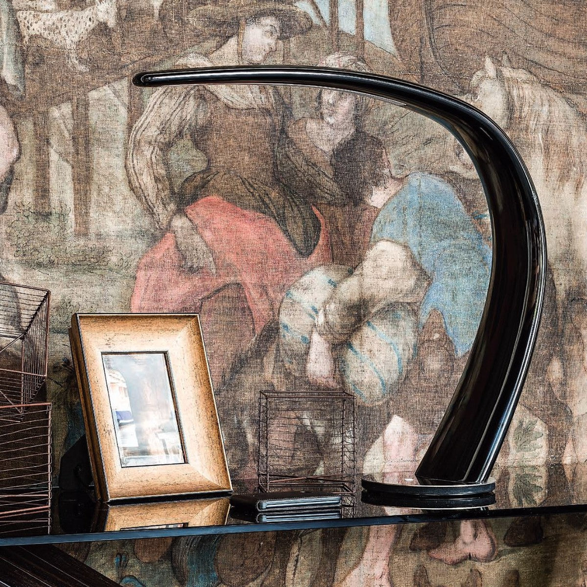 Casa Padrino lámpara de mesa LED de diseño de lujo negro / plata 68 x 20 x A. 62 cm - Lámpara de mesa curva moderna - Calidad de Lujo - Luces LED