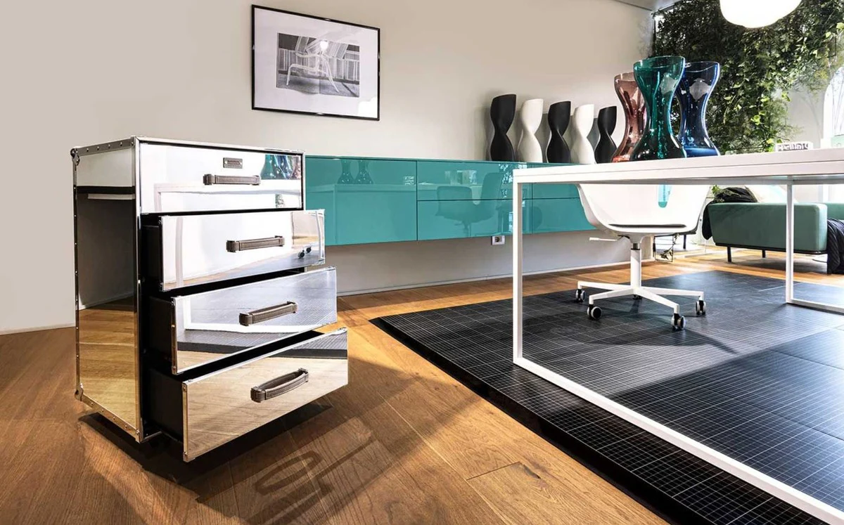 Casa Padrino c¨®moda de lujo en dise?o de maleta plata 52 x 43 x A. 75 cm - C¨®moda de aluminio espejada hecha a mano con 4 cajones y ruedas - Muebles de Sala y Oficina