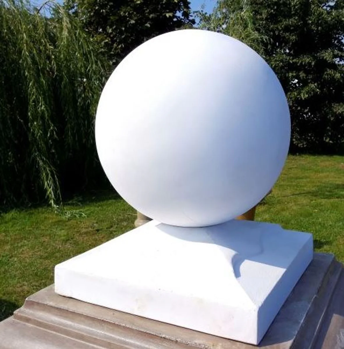 Casa Padrino bala de cañón sobre soporte blanco - versión pesada - decoración de jardín