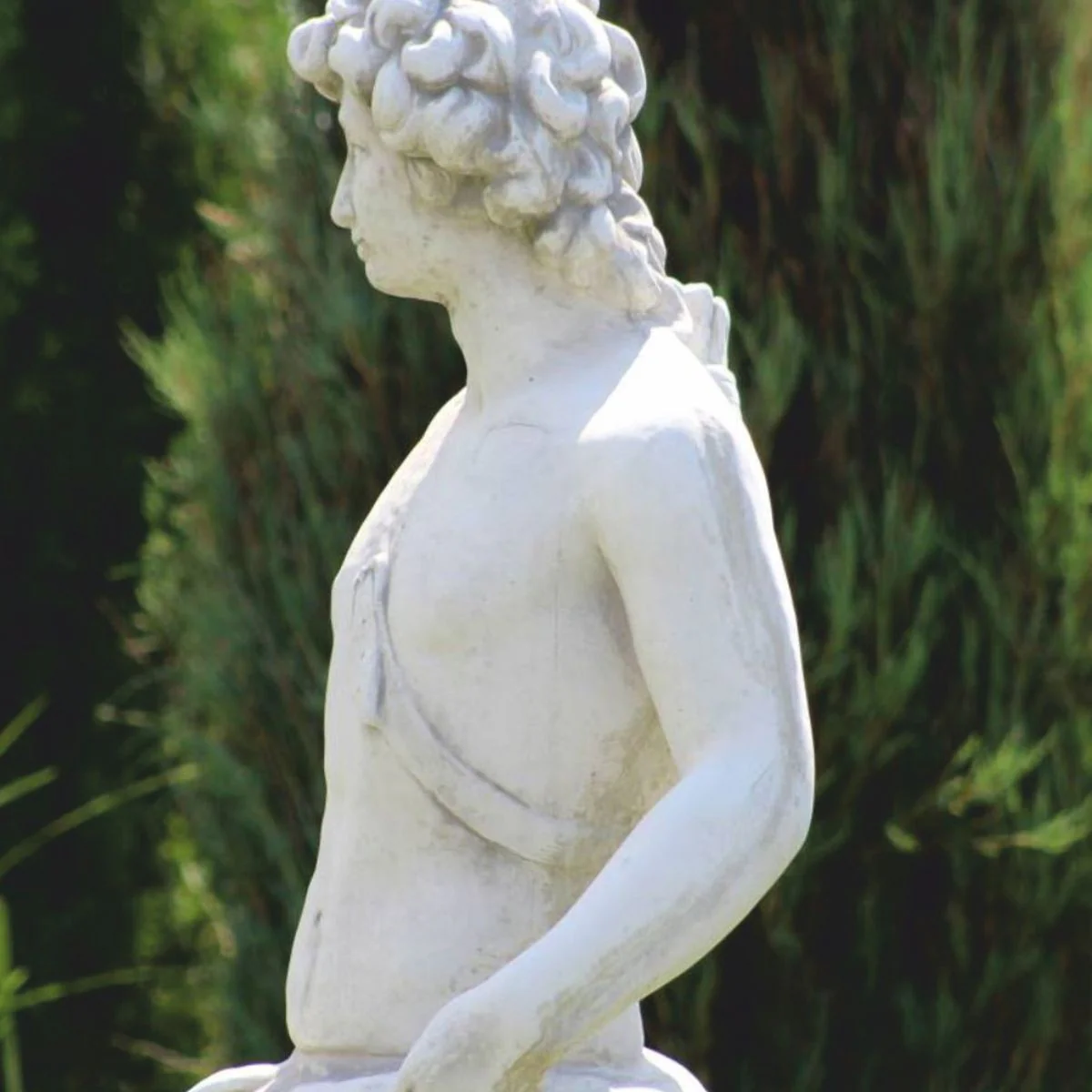 Casa Padrino escultura de decoraci¨®n de jard¨ªn Art Nouveau hombre con arco y perro gris A. 142 cm