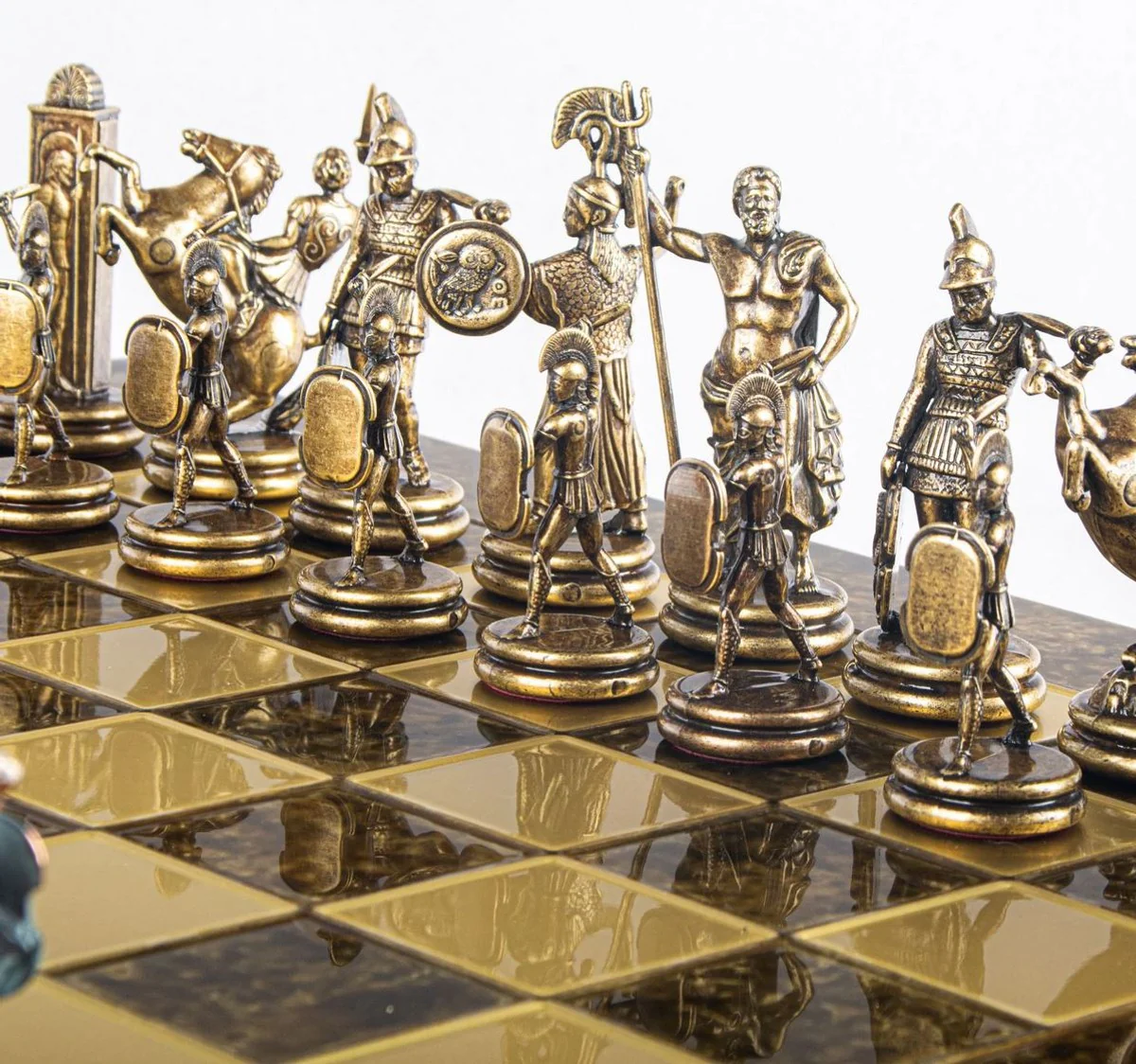 Casa Padrino conjunto de ajedrez de lujo marrón / latón 54 x 54 cm - Conjunto de ajedrez griego - Tablero de ajedrez de latón con piezas de ajedrez - Accesorios decorativos de lujo