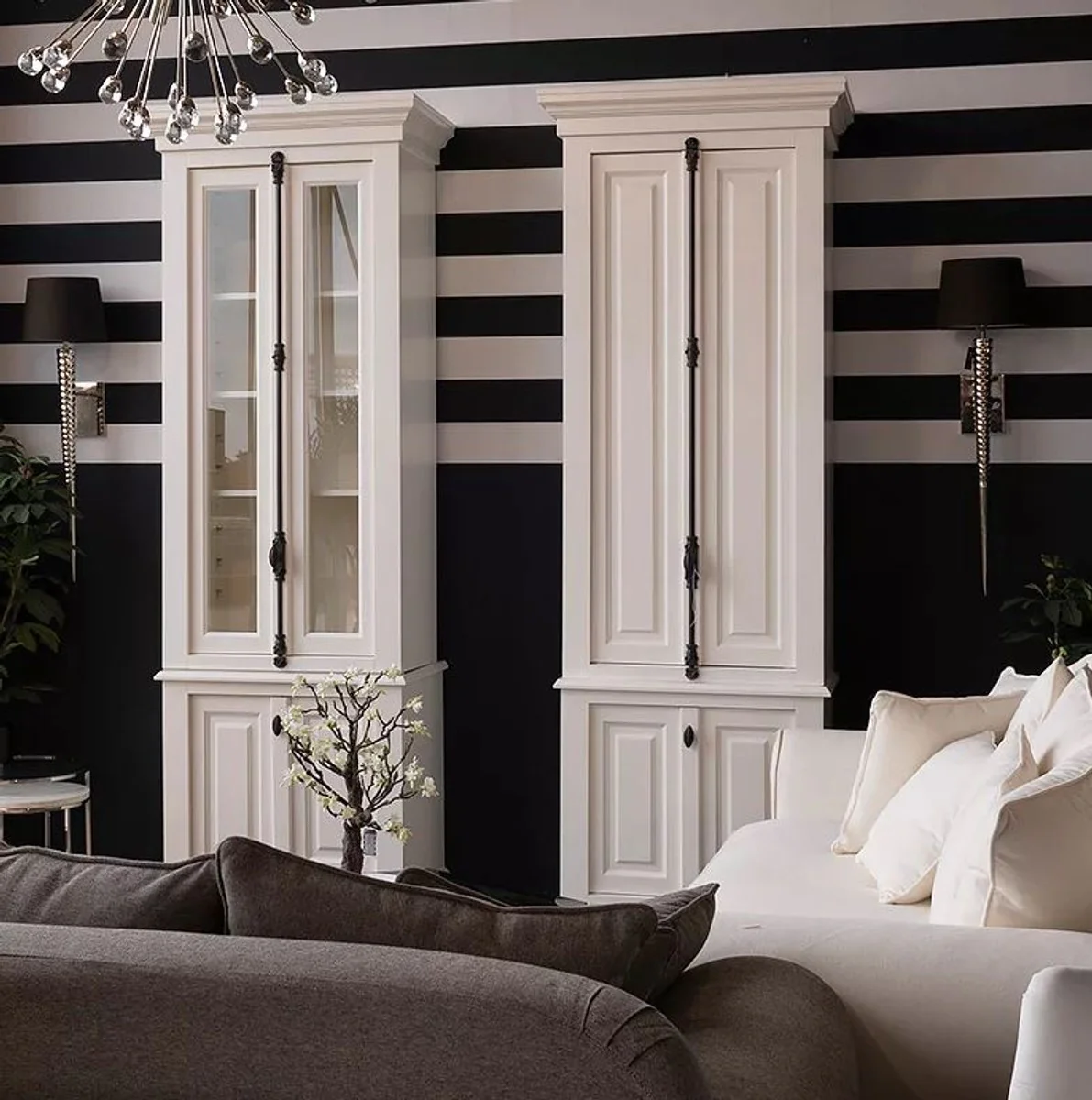 Casa Padrino Gabinete de madera maciza blanca con un espacioso espacio de almacenamiento 48 x 88 x 245 cm con 4 puertas