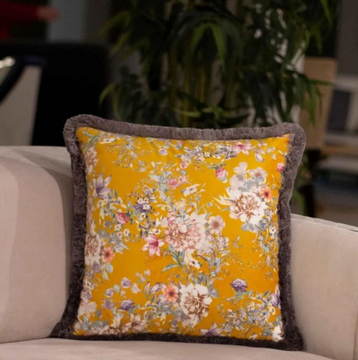 Casa Padrino almohada decorativa de lujo diseño flores amarillo / multicolor / gris 45 x 45 cm - Almohada de terciopelo estampada con flecos - Accesorios Decorativos